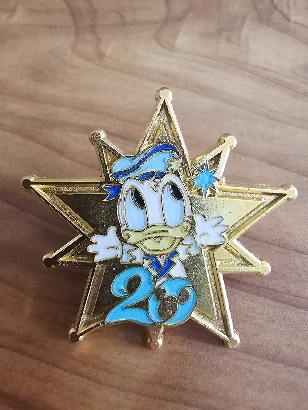 Disney Gold Star Donald Duck 20 Pin with Teal Accents - Picture 2 of 3